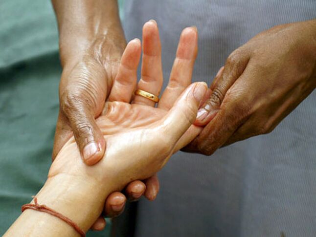 Manual therapy is a fairly popular method of treating rhizarthrosis, which affects the joints of the fingers. 